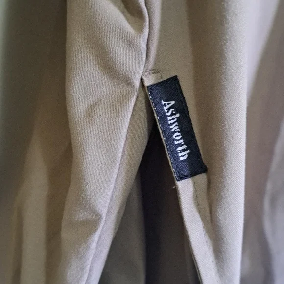 Golf MENS water & wind resistant top Kaki color V neck Perfect for fall weather - Picture 5 of 9